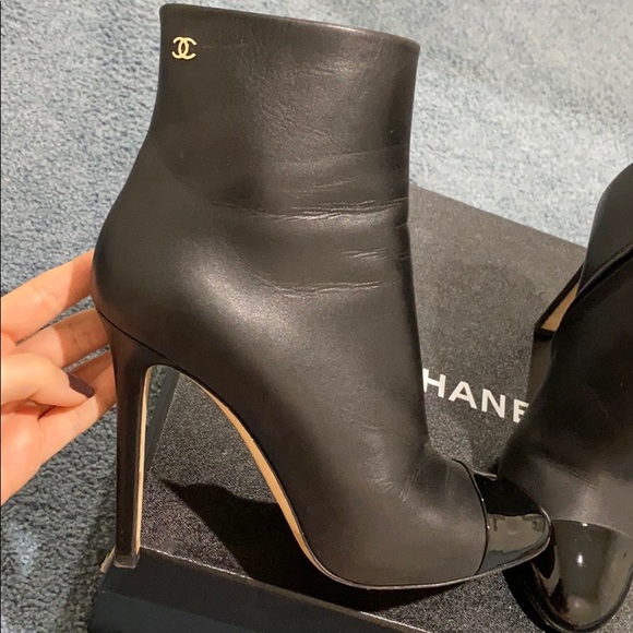 CHANEL SHORT LEATHER BOOTS - Picture 3 of 7